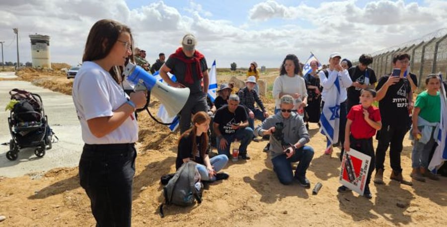 Protesters at Kerem Shalom crossing