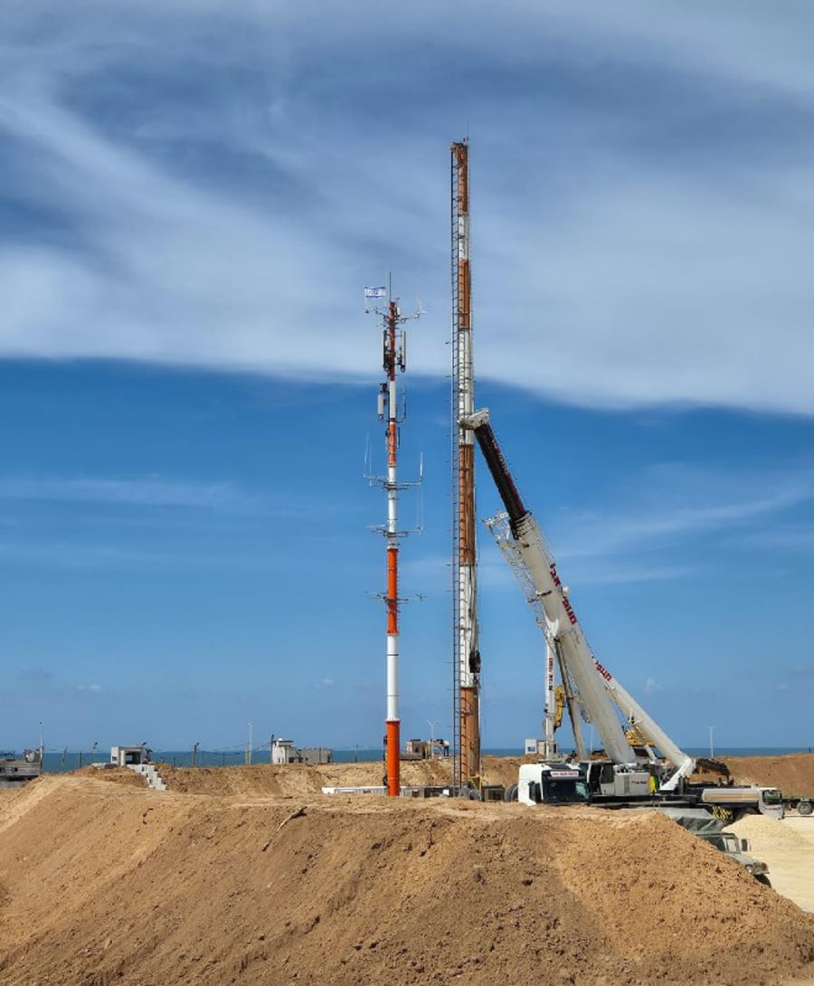 "More giant antennas on the Netzarim route."