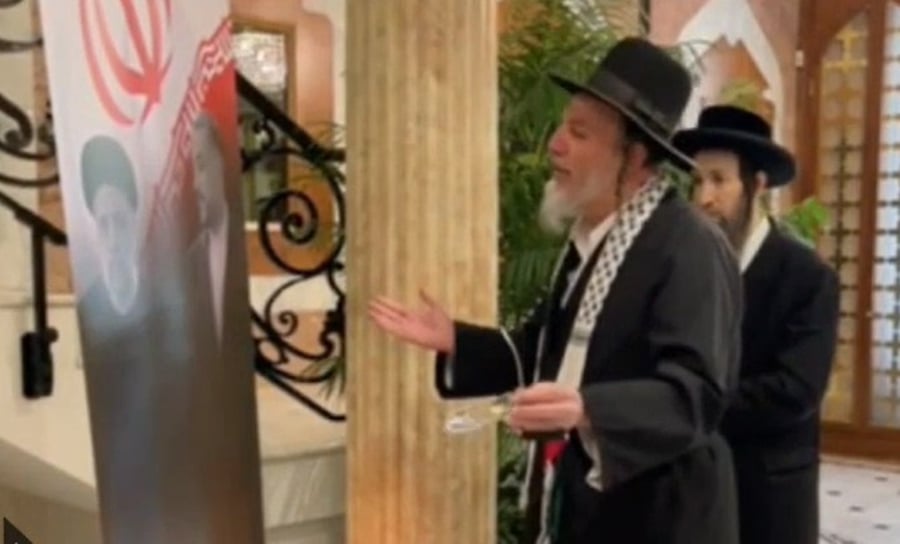 Neturei Karta paying respects to Raisi.