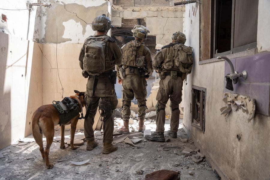 IDF soldiers fighting a house to house battle in Rafah.