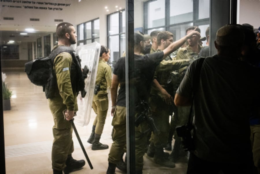 Demonstrates protest against the detention of Israeli reserve soldiers at the Beit Lid military base, July 29, 2024