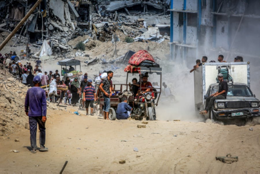 Palestinians return to Khan Younis, in the southern Gaza Strip, on July 30, 2024. 