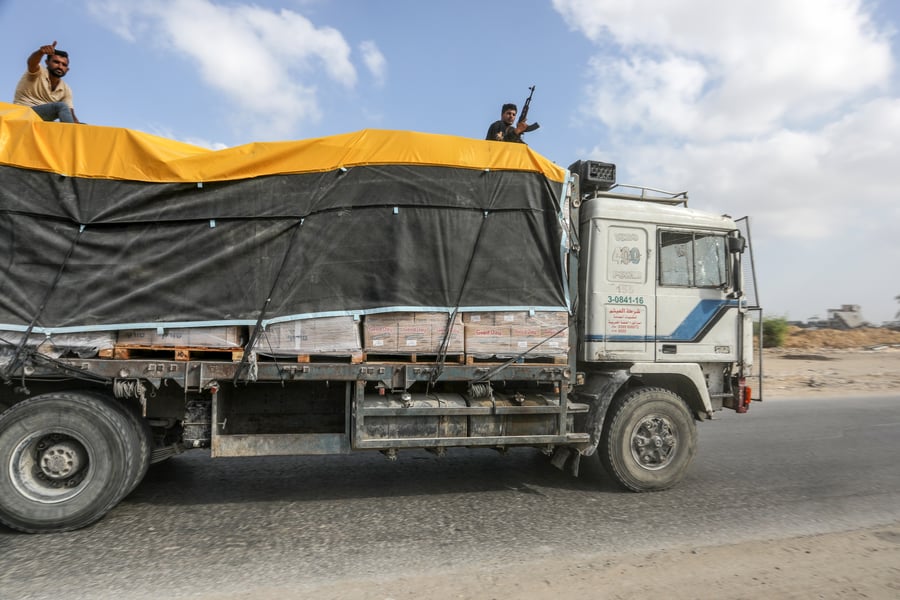 Aid trucks from Kerem Shalom. Illustration.