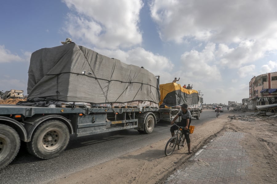 Aid trucks into Gaza. Illustration.