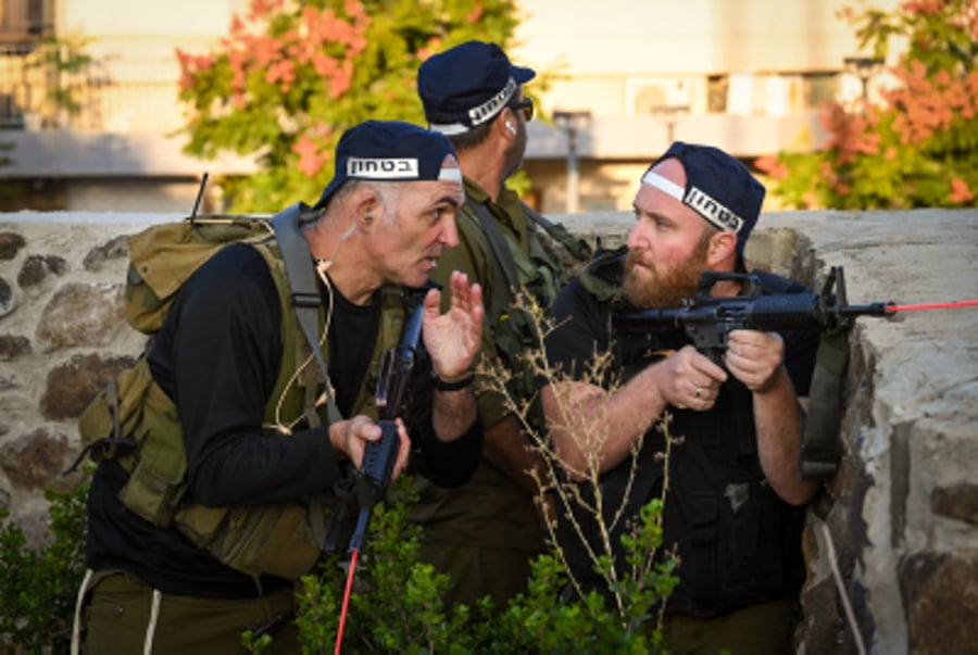 Katsrin emergency squad train with the IDF, Katsrin, Golan Heights 