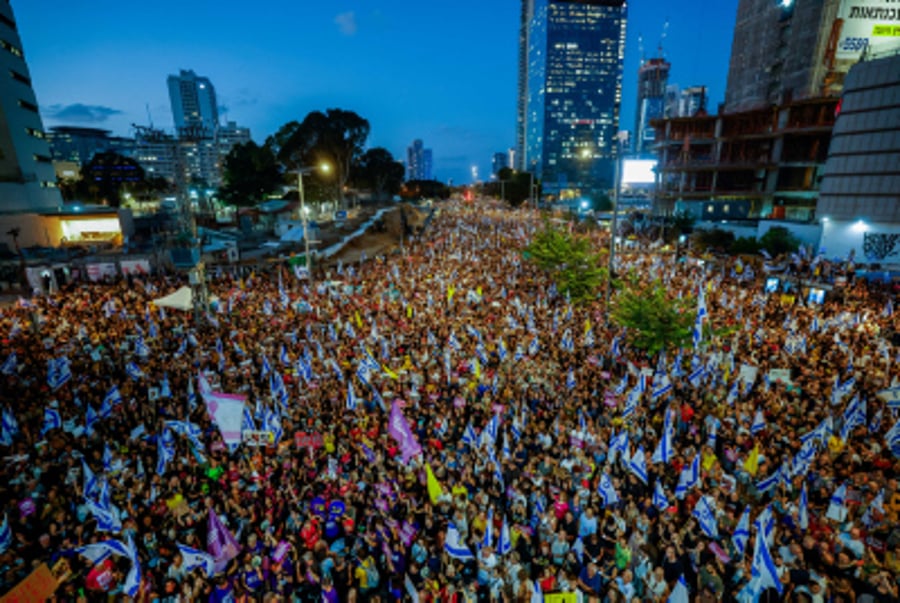 Israelis attend a rally calling for the release of Israelis kidnapped by Hamas terrorists in Gaza outside the Defense Ministry Headquarters in Tel Aviv, September 1, 2024