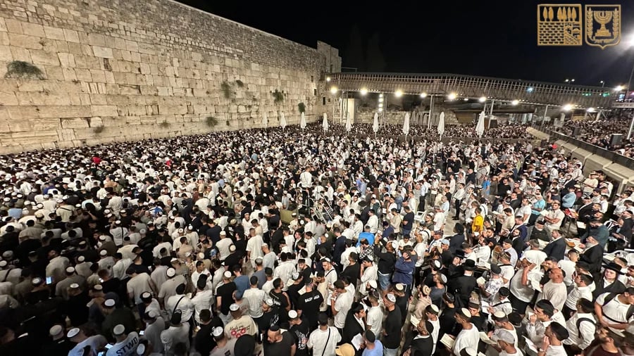 Tens of thousands gather for Slichos at the Kosel