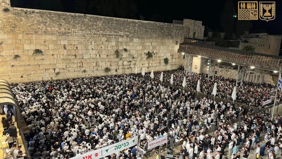 Tens of thousands gather for Slichos at the Kosel