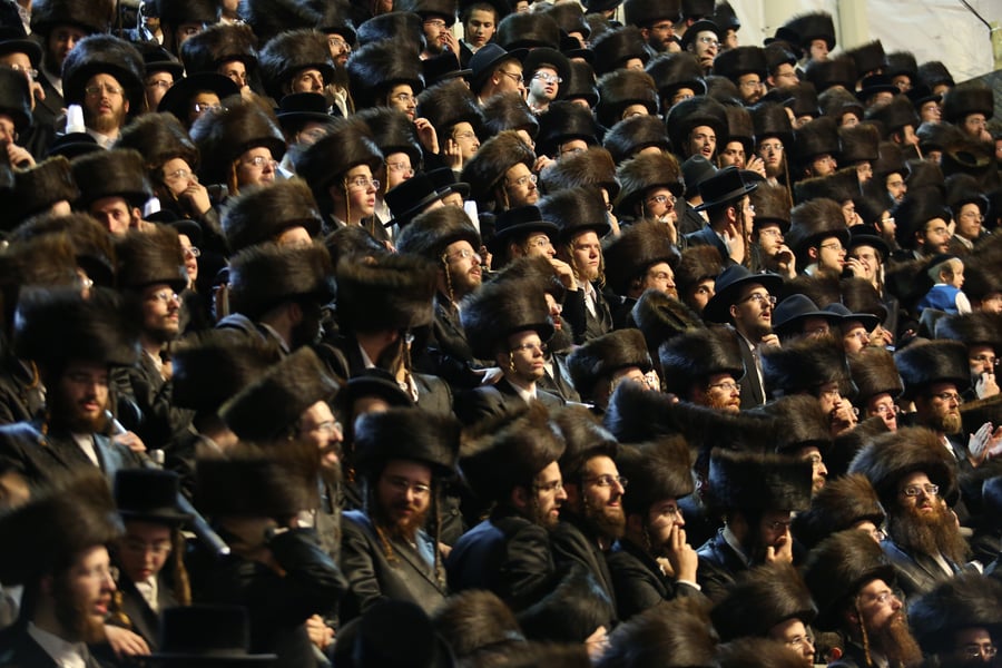 Thousands of ultra orthodox hasidic Jews