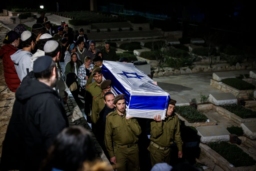 People attend the funeral of Israeli soldier Sergeant major (res.) Shmuel Harari at Mount Herzl Military Cemetery in Jerusalem on October 26, 2024