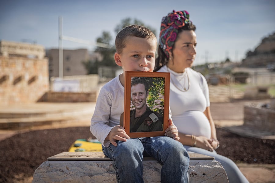 4- year old Lavi Shamir stands by the grave of his father Mordechai Shamir together with his mother. Shamir was killed on 7/10/2023