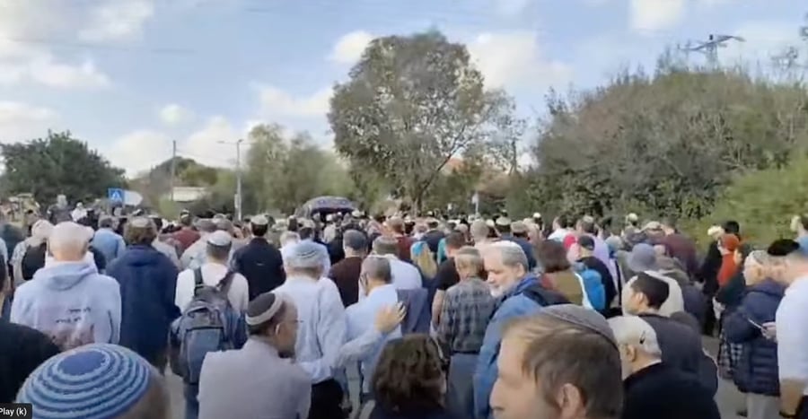 Thousands of mourners pay their respect to Zeev Erlich