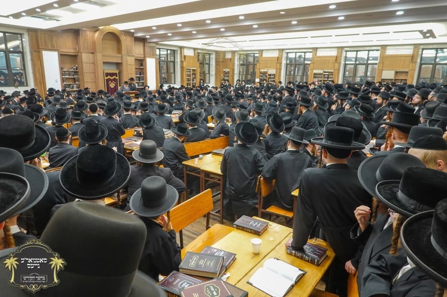 Satmar Hasidim attend a speech by the Satmar Rebbe