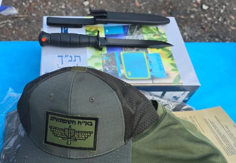 IDF cap and commando knives gifted to brand new Haredi combat recruits