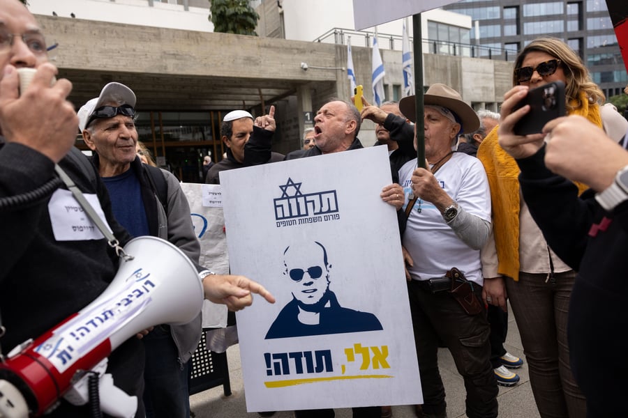 Israelis protest in support of Eli Feldstein and the Israeli soldier accused of leaking classified documents, outside the court in Tel Aviv