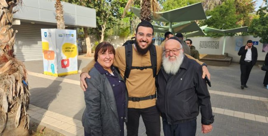 New haredi IDF recruit with his parents