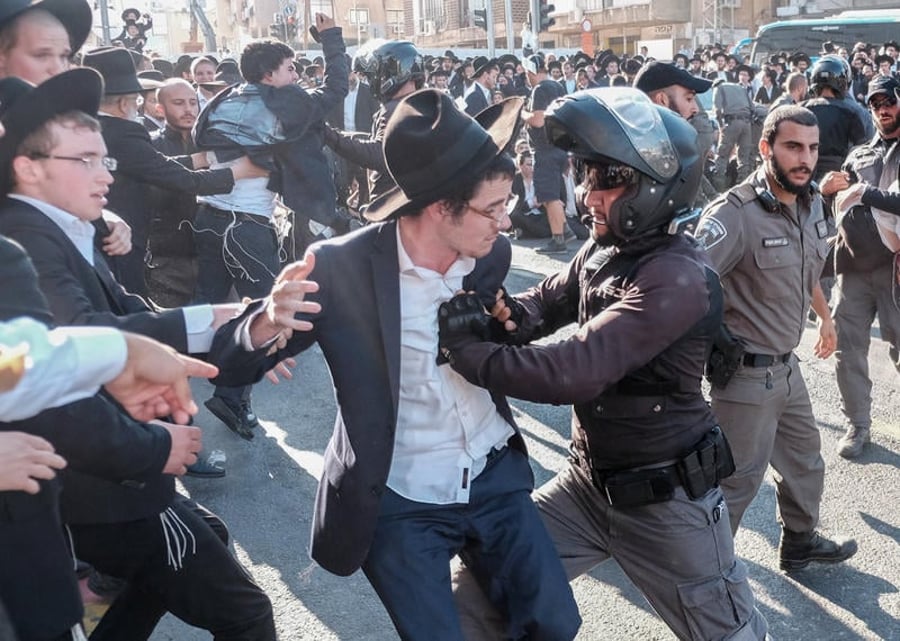 Haredi men protest 