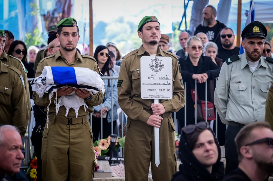 Family and friends attend the funeral of Israeli soldier Sergeant major (res.) Alexander Fedorenko, at the military cemetery in Holon on January 12, 2024. He was killed during a ground operation in the Gaza Strip. 