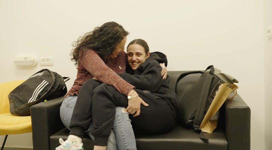 Romi Gonen reunited with her mother