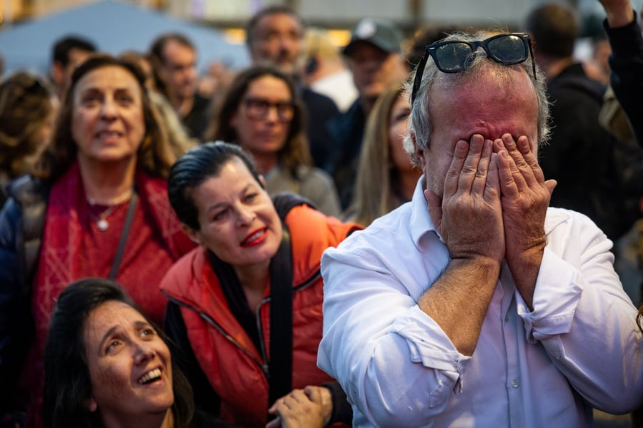 Israelis watch the release of three hostages from Hamas captivity as part of a deal between Israel and Hamas, at hostage square in Tel Aviv, January 19, 2025. 