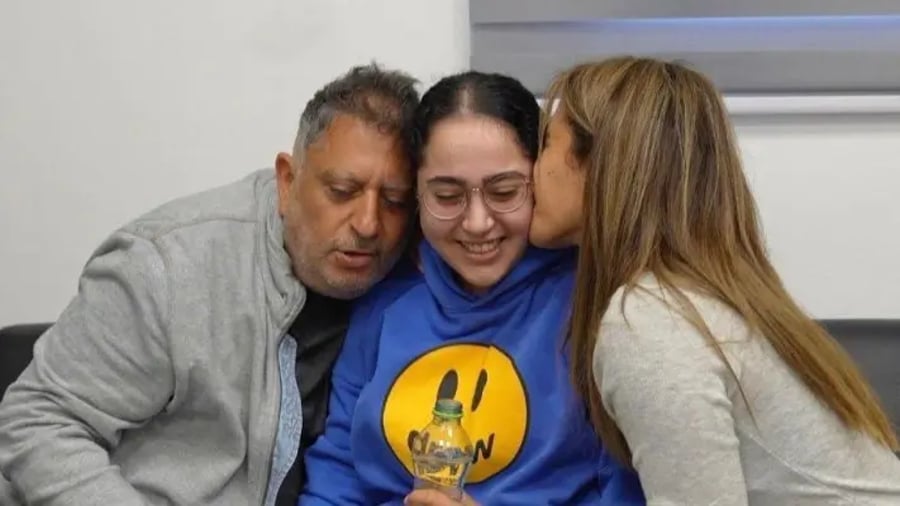 Liri Albag reunited with her parents