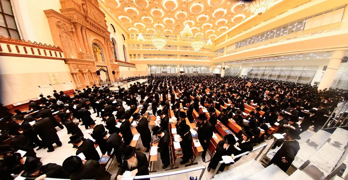 Hasidim learn and pray for the recovery of the Vizhnitz Rebbe