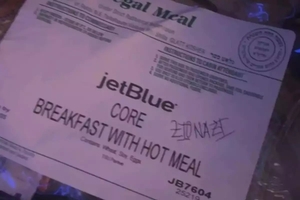StopAntisemites X account shared the image of the meal the passenger received