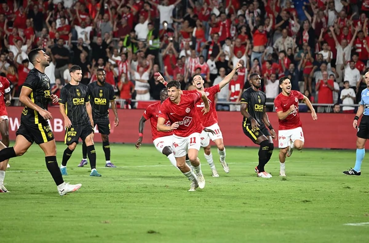 Hapoel Tel Aviv celebrates against Beitar Jerusalem