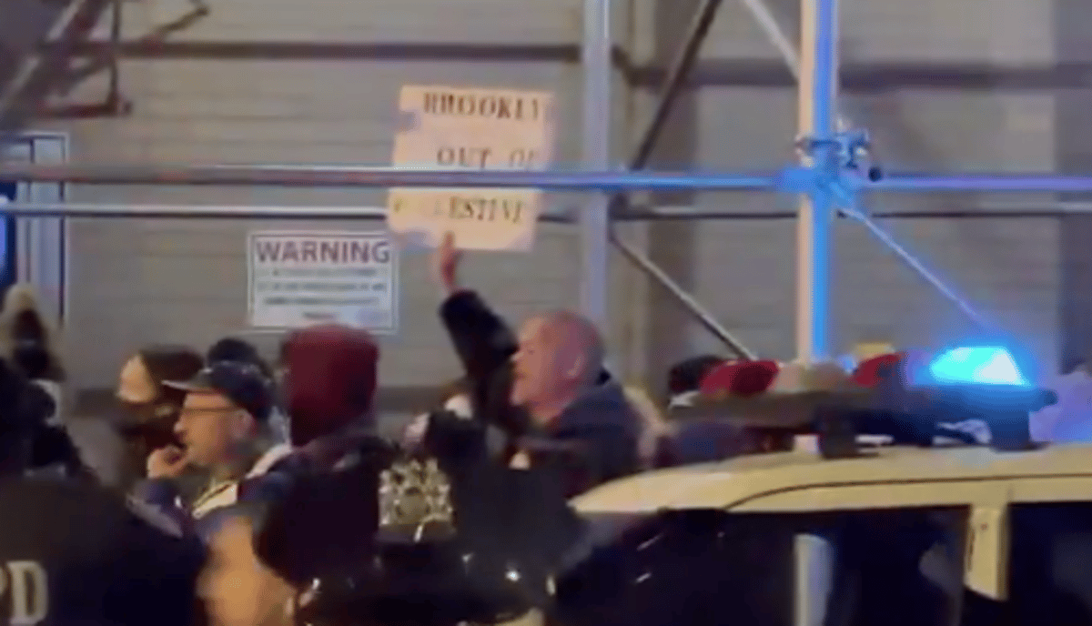 "DEATH TO THE IDF!" – Furious Mob Targets Holocaust Survivor's Synagogue with Violent Intifada Chants