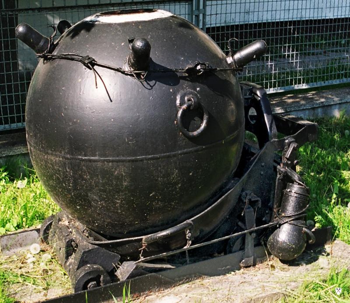 Polish contact mine