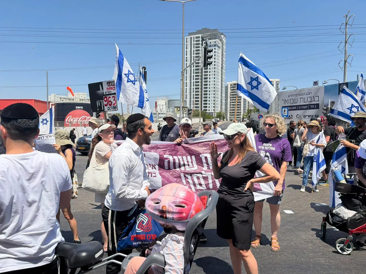 Protesters Block Bnei Brak Entrance on Erev Shabbos in Counter-Protest