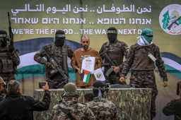 Eli Sharabi with Hamas terrorists just before his release