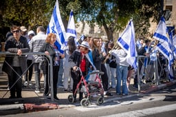 People pay their respects during a funeral procession of Israeli hostage Shlomo Mantzur in Rishon leTzion. Mantzur was murdered by Hamas terrorists in the October 7 massacre, and his body was taken to Gaza. March 02, 2025.