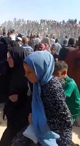 Gazans mobbing the aid station.