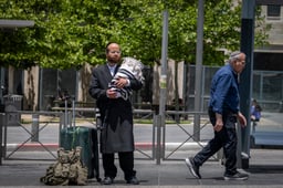 IDF Gur Hasid heads back to Lebanon fighting holding a Sefer Torah