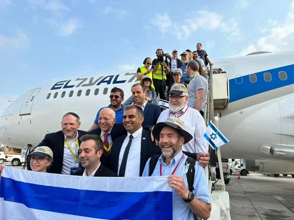 Minister Ofir Sofer welcoming new olim at Ben-Gurion. Illustration.