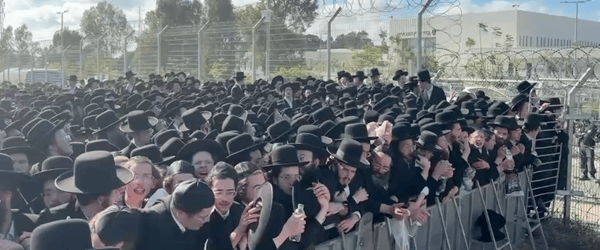 Gerrer hasidim attend anti-draft protest outside Jail 10 (military prison)