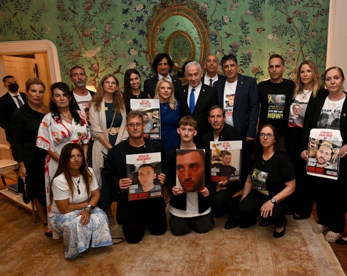 Netanyahu with hostage families