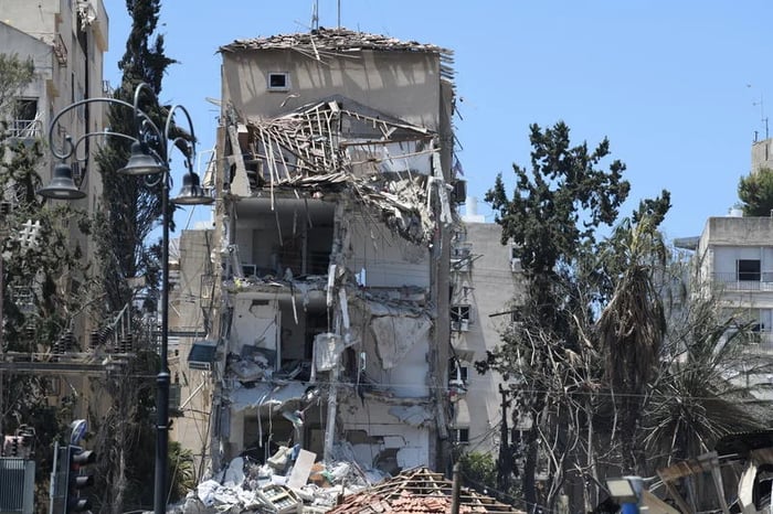 Image: Scene of the missile strike in Rehovot