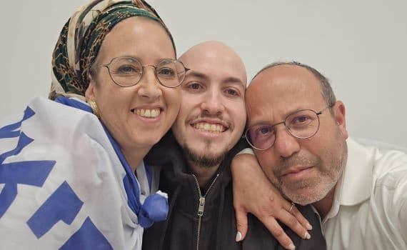 Eitan Mor reunites with his parents