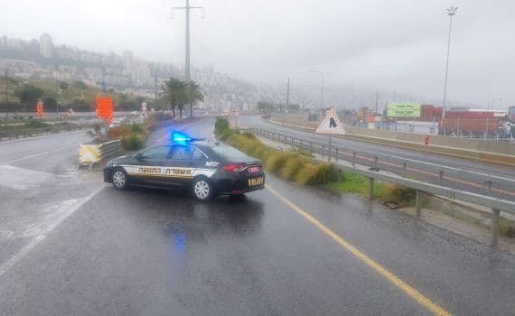 Israeli police block roads