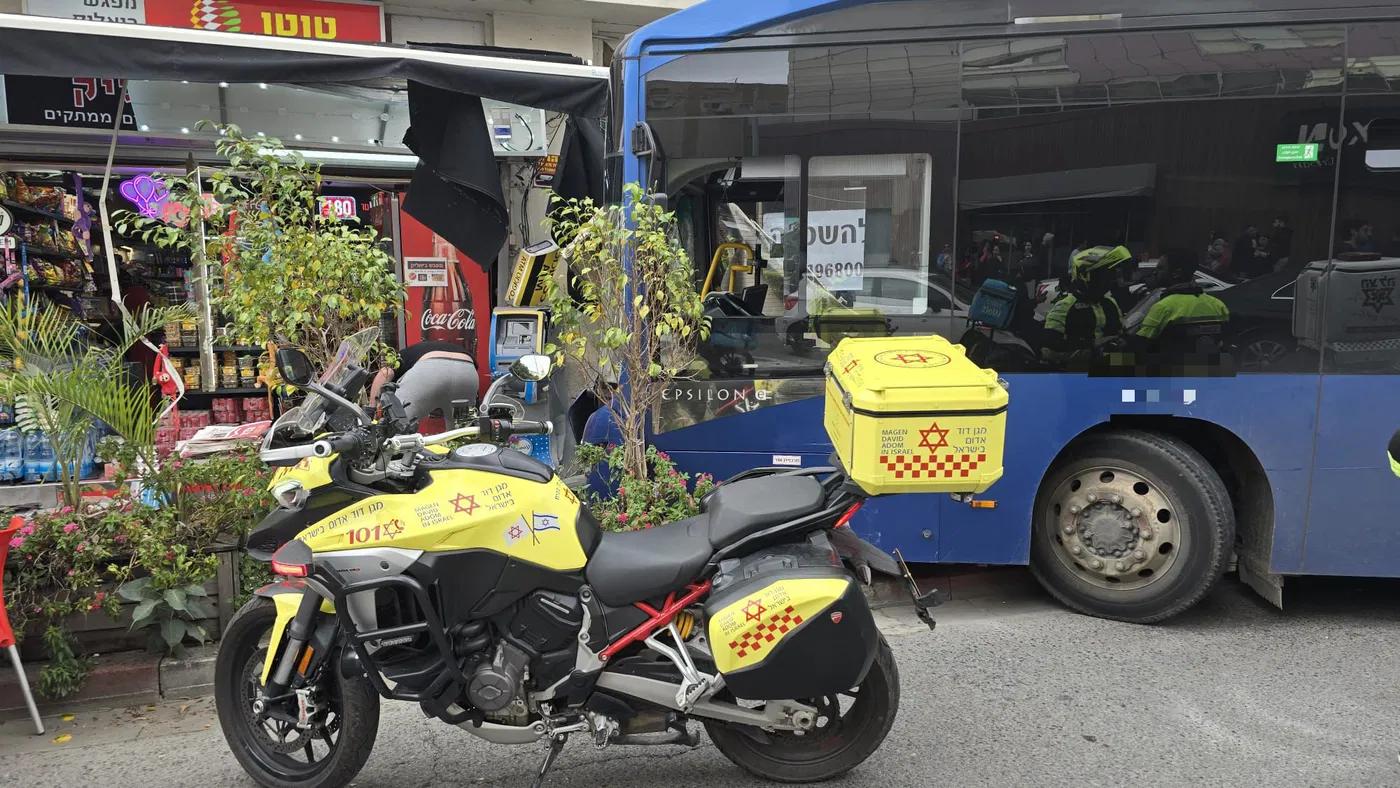 10 Injured as Bus Loses Control and Crashes into Store in Ramat Gan