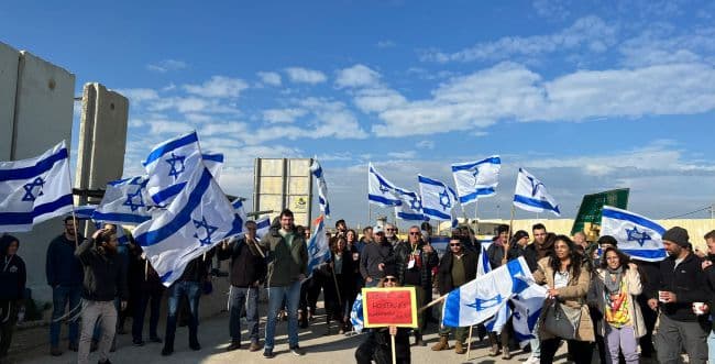 Protestors against humanitarian aid trucks.