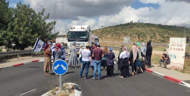 Aid trucks blocked by protesters