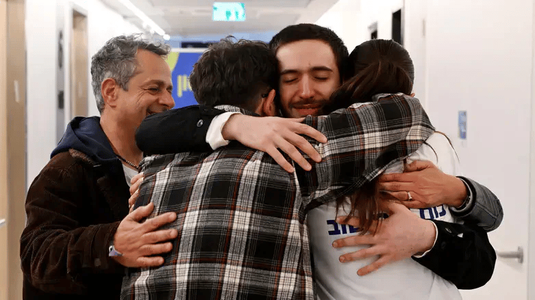 Omer Shem Tov embraces his family upon release