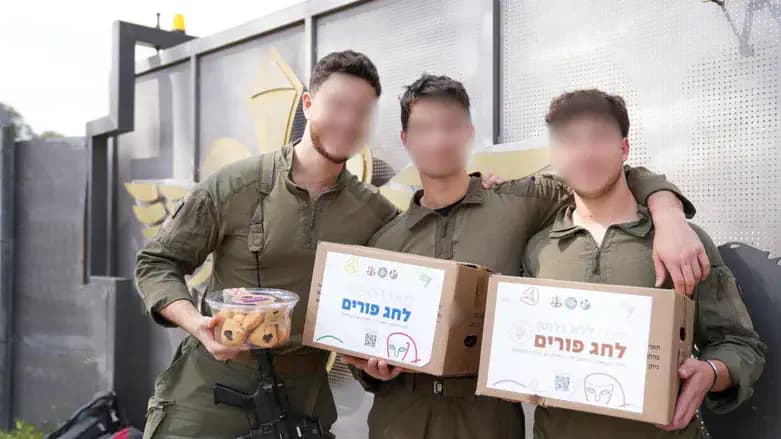 Soldiers receiving their purim packpages