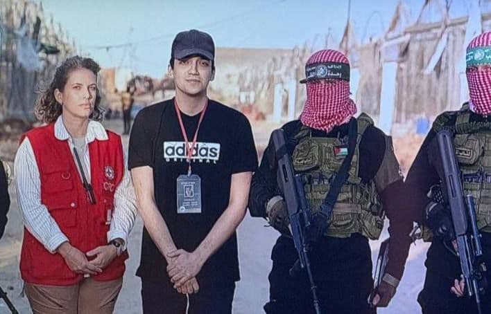 Hostage Edan Alexander being handed over to the red cross by Hamas