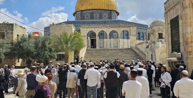 Jews on the Temple Mount.