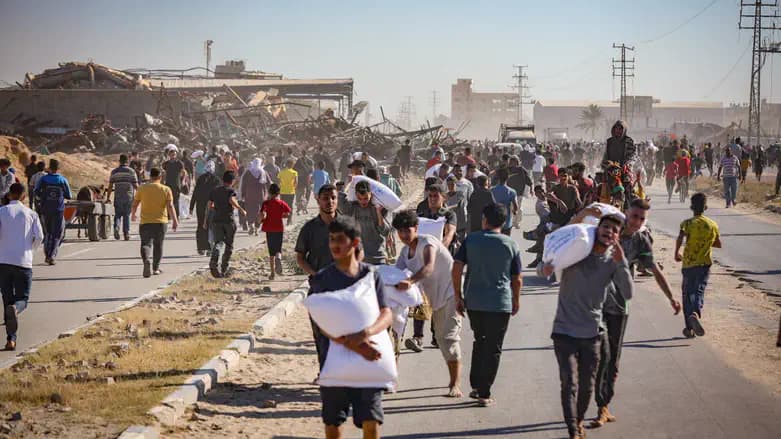 Gazans taking humanitarian aid