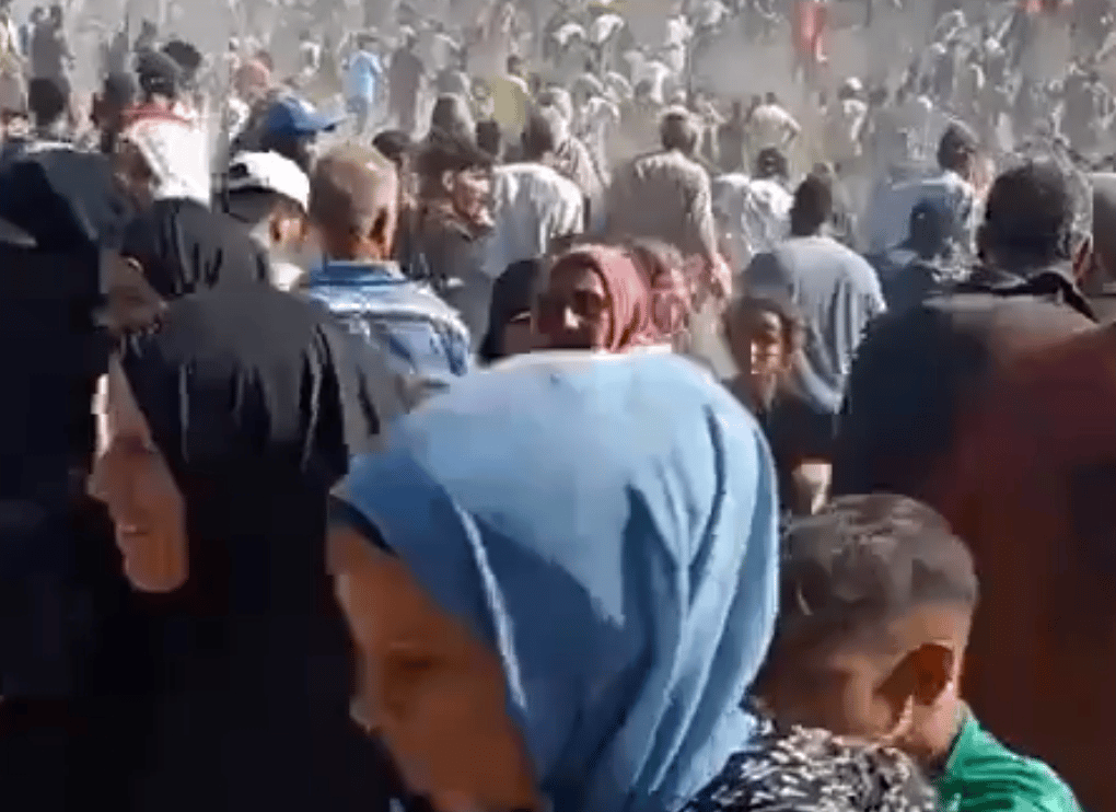 Gazans mobbing the aid station.